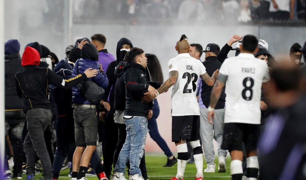 Noche tragica en Chile: dos muertos, caos y suspensión en la Copa Libertadores