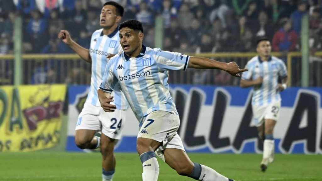 Racing lo dio vuelta con dos golazos y se metió en octavos en el final
