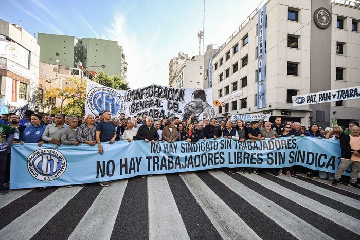 La CGT se planta contra Milei: marcha por el Día del Trabajador y denuncia “ajuste salvaje, represión y pobreza obscena”