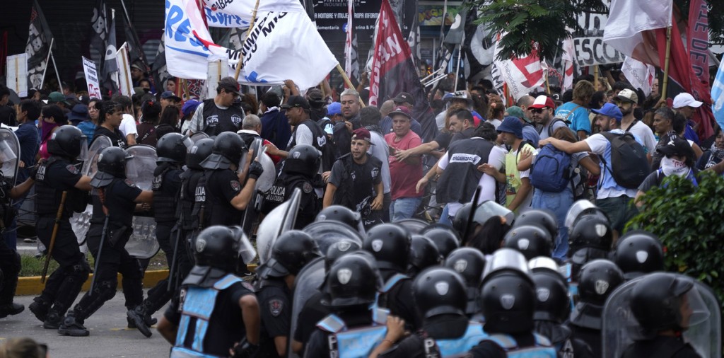 JORNADA DE ALTA TENSI&Oacute;N: cortes y protestas en todo el pa&iacute;s contra el ajuste de Javier Milei