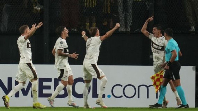 NOCHE &Eacute;PICA: Platense dio el golpe en Uruguay y volte&oacute; a Pe&ntilde;arol en la Libertadores