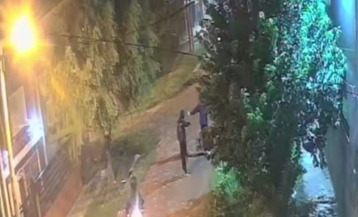 TERROR EN LA CALLE: motochorros a los tiros asaltaron a un trabajador en plena madrugada en Virrey del Pino