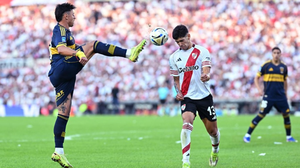 BOMBAZO EN EL MONUMENTAL: Boca Juniors golpe&oacute; a River Plate y se qued&oacute; con un Supercl&aacute;sico caliente