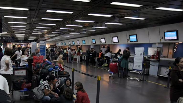 CAOS EN AEROPARQUE: paro de Asociaci&oacute;n de Trabajadores del Estado amenaza con demoras en vuelos durante todo el d&iacute;a