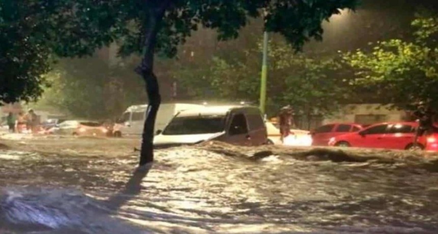 INFIERNO CLIM&Aacute;TICO EN TUCUM&Aacute;N: inundaciones, caos total y la muerte de un ni&ntilde;o tras un d&iacute;a de calor extremo