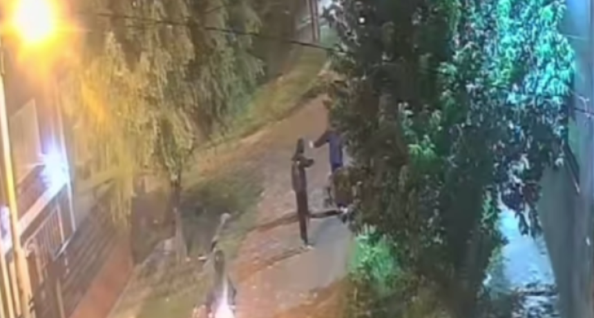 TERROR EN LA CALLE: motochorros a los tiros asaltaron a un trabajador en plena madrugada en Virrey del Pino