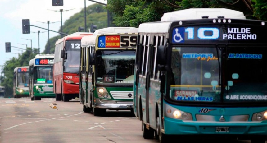CAOS EN EL TRANSPORTE: suben las tarifas y advierten por m&aacute;s recortes en colectivos y subte