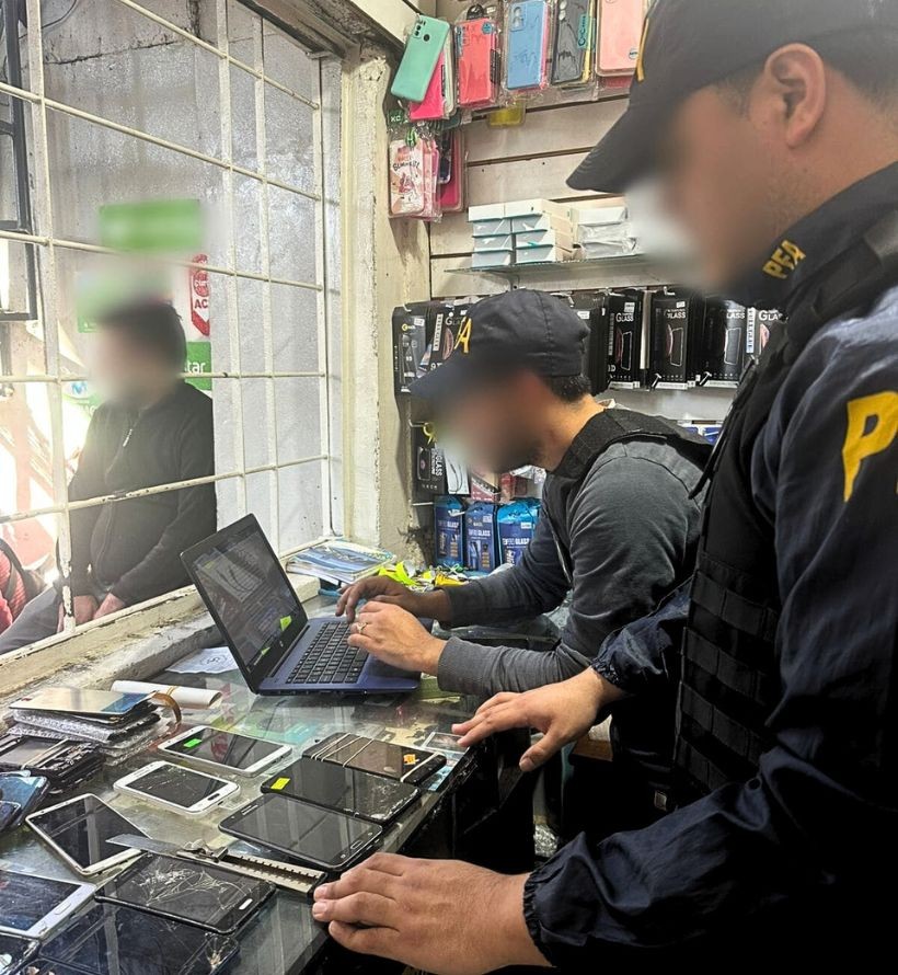 Cayeron los “relojeros” del celular: desmantelan red que liberaba y revendía equipos robados en el Barrio 31