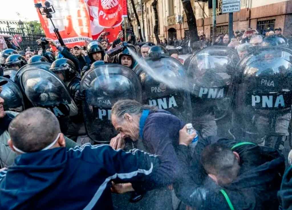 Represión frente al Congreso: 82 heridos durante una protesta de jubilados