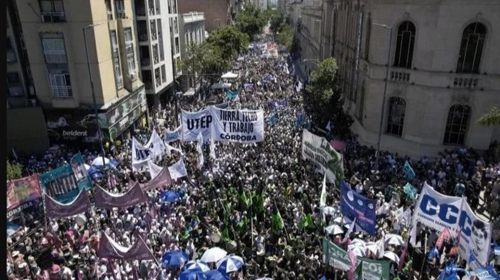 Milei avanza por decreto: limita el derecho a huelga y planea miles de despidos en el Estado