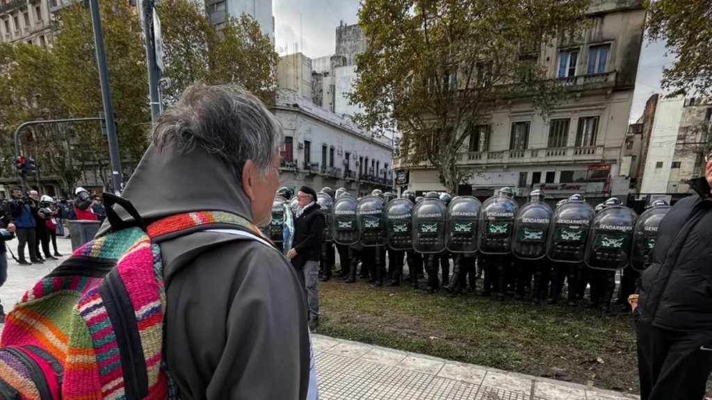 Reprimen a jubilados que protestaban frente al Congreso por mejoras en sus haberes