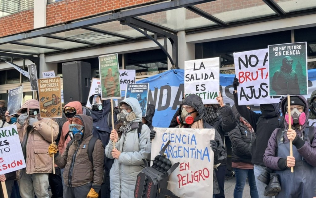 Cientificidio en marcha: multitud en las calles contra el vaciamiento del  sistema científico argentino