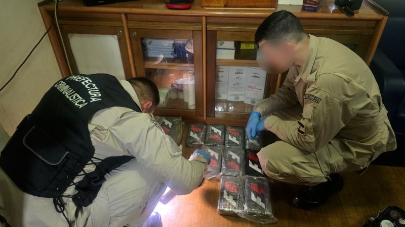 &iexcl;NARCOBUQUE EN Z&Aacute;RATE! Hallaron 16 kilos de coca&iacute;na escondidos en una embarcaci&oacute;n italiana