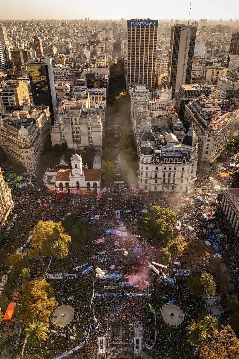 IMPACTANTE MARCHA UNIVERSITARIA: miles de personas colmaron las calles contra el ajuste de Milei