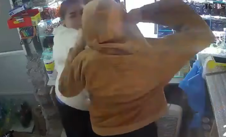 TERROR EN SEGUNDOS: un ladr&oacute;n salt&oacute; el mostrador y atac&oacute; a una empleada en un kiosco