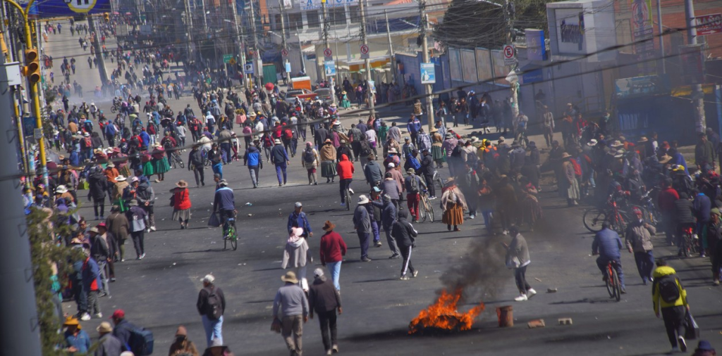 CAOS TOTAL EN BOLIVIA: miles coparon las calles, hubo choques con la polic&iacute;a y crece la presi&oacute;n sobre el presidente