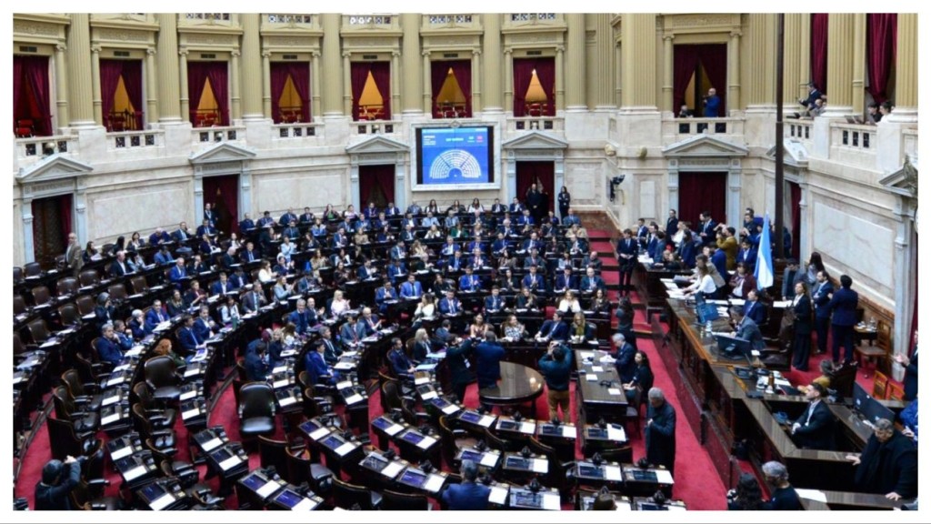 JORNADA CALIENTE EN DIPUTADOS: el oficialismo logr&oacute; dos triunfos clave y fren&oacute; la avanzada opositora contra Adorni