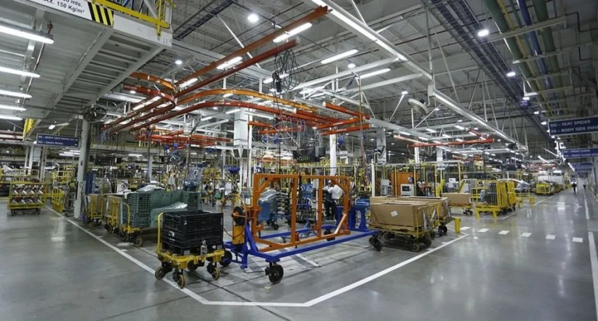 LA DESTRUCCI&Oacute;N DE LA INDUSTRIA: Argentina se desploma mientras el mundo vuelve a producir
