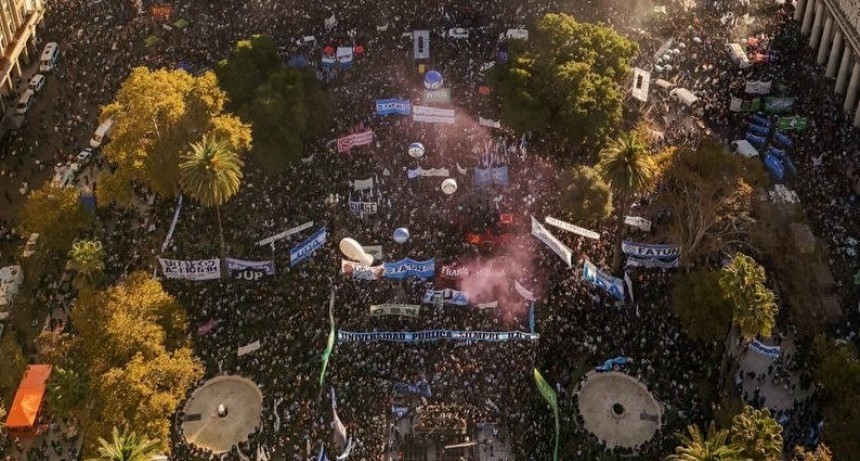 IMPACTANTE MARCHA UNIVERSITARIA: miles de personas colmaron las calles contra el ajuste de Milei
