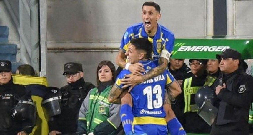 EXPLOSI&Oacute;N Y POL&Eacute;MICA EN ARROYITO: Rosario Central remont&oacute; a Racing y se meti&oacute; entre los cuatro mejores