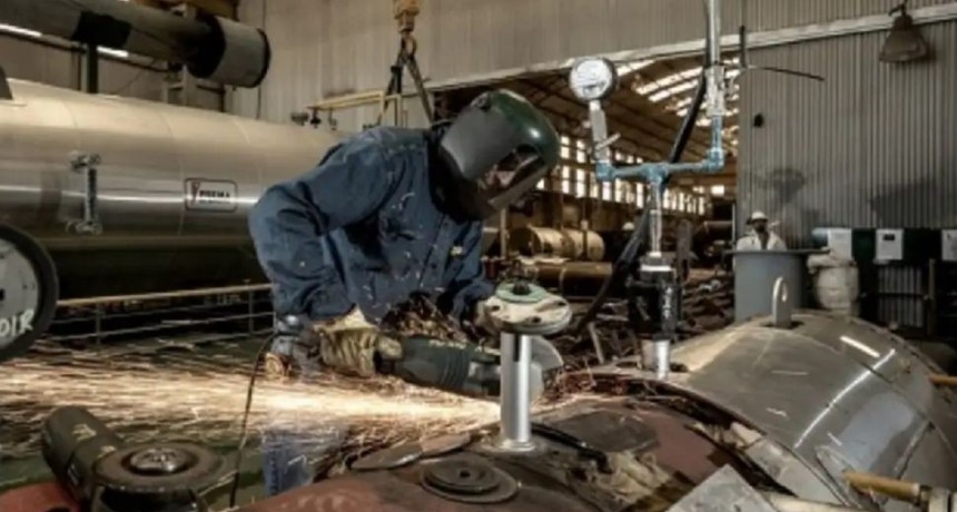 ALARMA EN LA INDUSTRIA Y CRECE LA PREOCUPACI&Oacute;N: la metalurgia volvi&oacute; a caer y advierten por una recesi&oacute;n cada vez m&aacute;s profunda