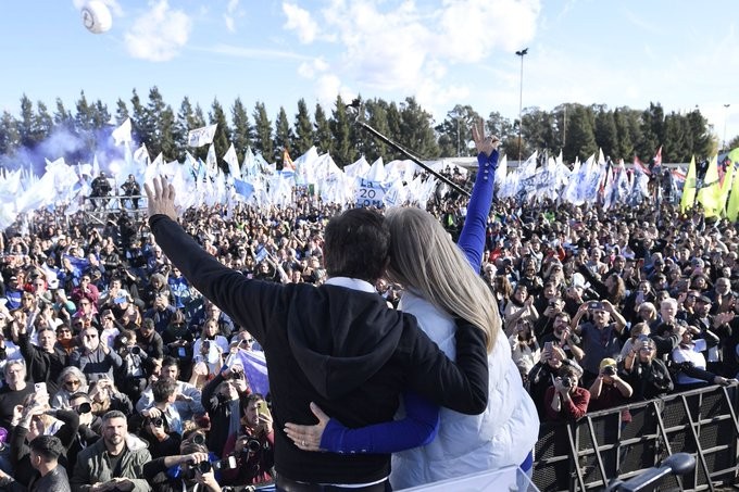 Axel desafía a Milei: lanzó el MDF ante una multitud y se planta como líder de la oposición