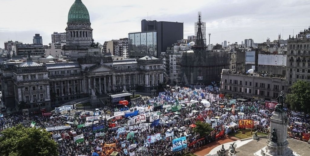 Masiva protesta frente al Congreso: “Unir las luchas es la tarea”
