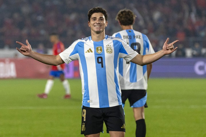 Argentina humilla a Chile y lo deja al borde del KO en las Eliminatorias: golazo de Julián y debut histórico de Mastantuono
