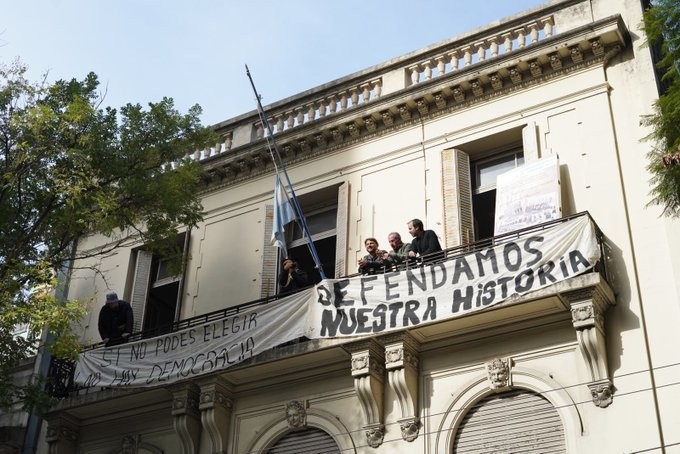 ¡Preso por defender a Perón! Grabois pasó 12 horas detenido tras tomar el Instituto cerrado por Milei