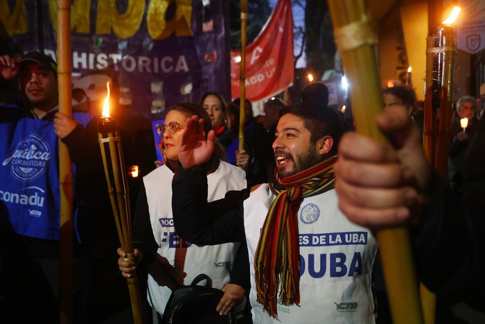 Universidad en llamas: con antorchas y paros, la comunidad educativa exige la Ley de Financiamiento