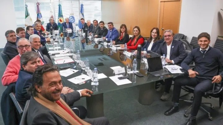 ¡Explosión en el Gobierno! Gobernadores desafían a Milei y amenazan con dejar caer el veto jubilatorio