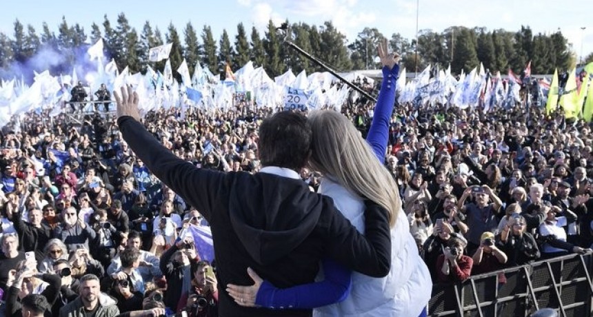 Axel desafía a Milei: lanzó el MDF ante una multitud y se planta como líder de la oposición