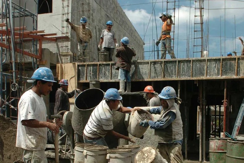 FUERTE SE&Ntilde;AL DE ALERTA: la construcci&oacute;n y la industria volvieron a caer y se enfr&iacute;a la actividad econ&oacute;mica