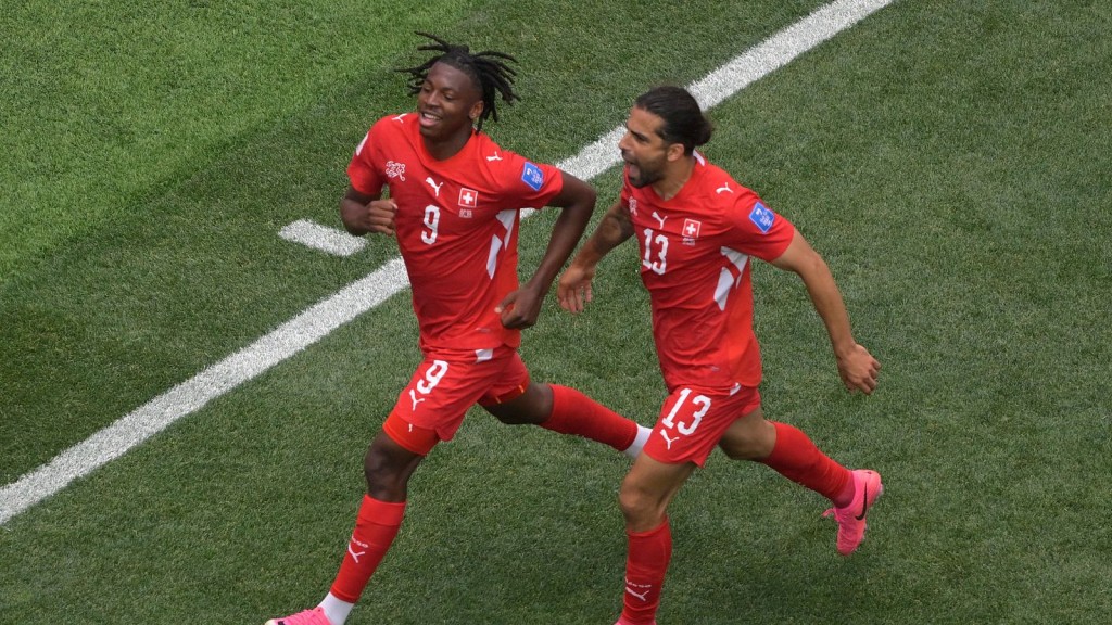 &iexcl;IMPARABLE! Suiza aplast&oacute; a Bosnia, se flore&oacute; en el final y qued&oacute; sola en la cima del grupo