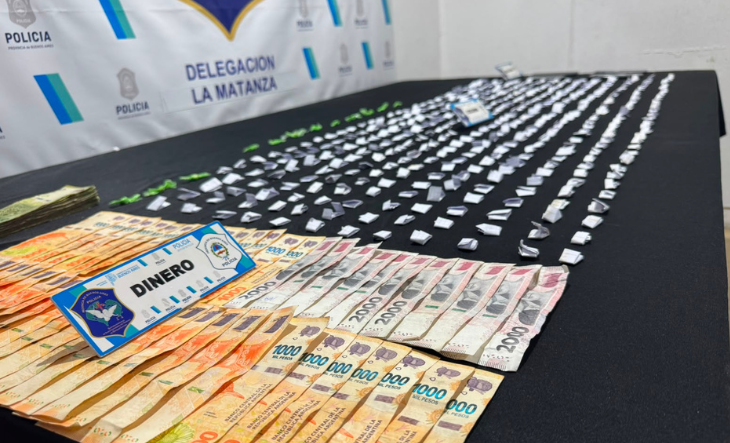 DROGA A METROS DE UNA IGLESIA: detuvieron a cuatro personas y secuestraron casi 800 envoltorios de coca&iacute;na