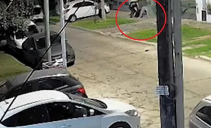 TERROR EN VILLA LUZURIAGA: atacaron a una mujer, la tiraron al suelo y escaparon con su auto