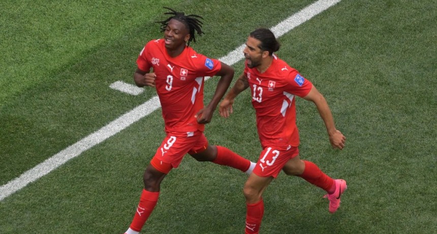&iexcl;IMPARABLE! Suiza aplast&oacute; a Bosnia, se flore&oacute; en el final y qued&oacute; sola en la cima del grupo