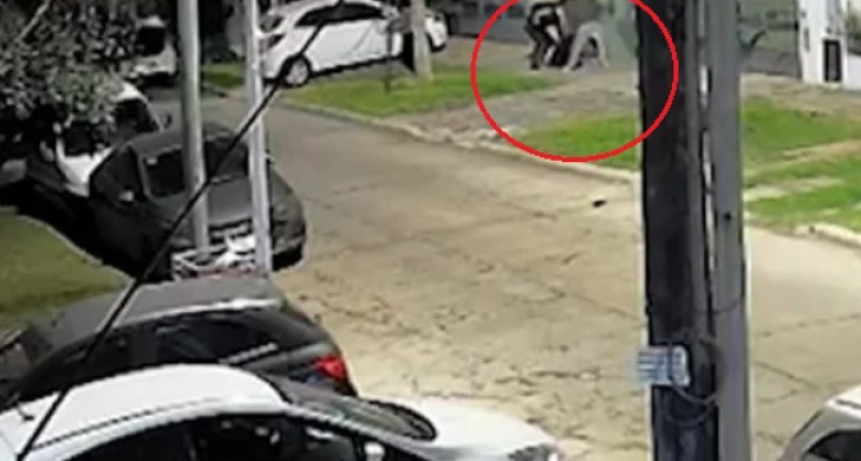 TERROR EN VILLA LUZURIAGA: atacaron a una mujer, la tiraron al suelo y escaparon con su auto