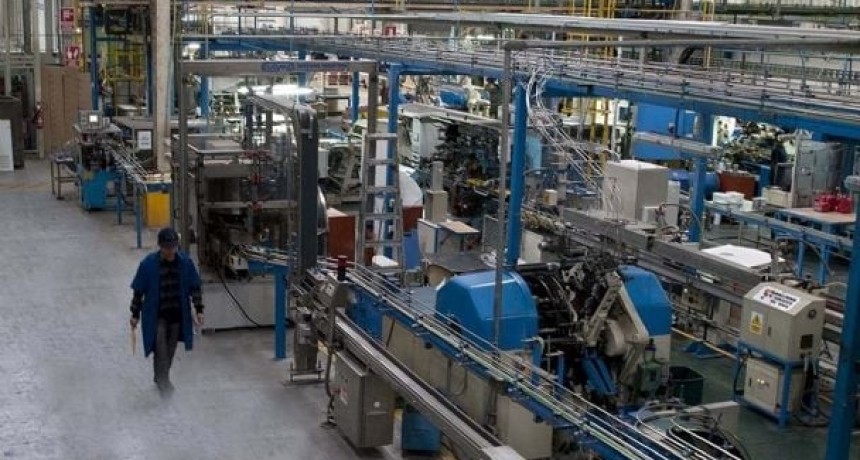 ECONOM&Iacute;A EN ALERTA: creci&oacute; frente a 2025, pero volvi&oacute; a caer contra marzo y no logra despegar