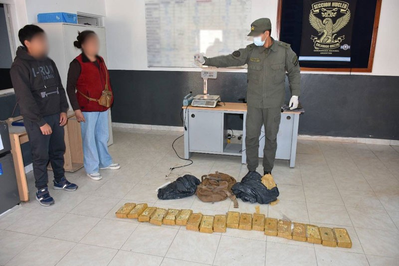 Operativo relámpago en Salta: Gendarmería secuestró 18 kilos de cocaína y el narco escapó al monte