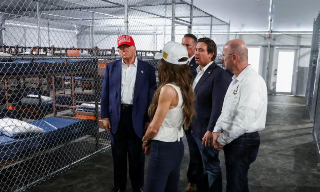 Trump inauguró una cárcel para migrantes rodeada de cocodrilos: “Las serpientes son rápidas, pero los caimanes... cuidado”