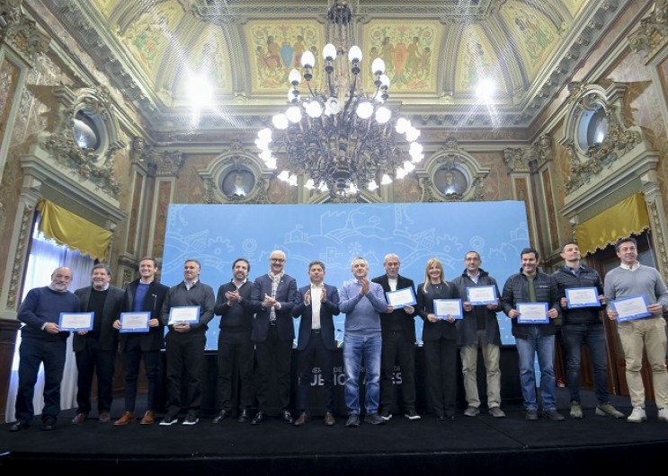 Kicillof denuncia abandono nacional y firma acuerdo con UNICEF para proteger a niños y adolescentes