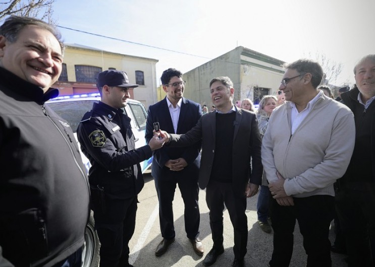Kicillof desembarcó en Florentino Ameghino con patrulleros, escrituras y una dura crítica al Gobierno nacional