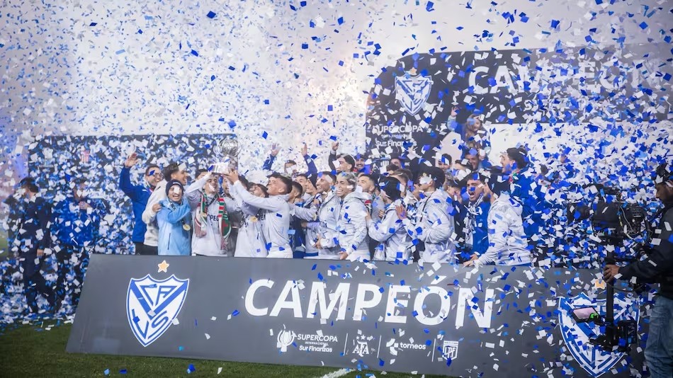 Vélez desató la fiesta y conquistó su estrella 18: le ganó 2-0 a Estudiantes en la Supercopa Internacional