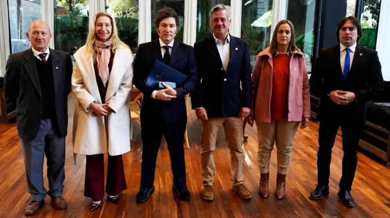 Tensión con el campo: Milei desilusionó a la Mesa de Enlace y se fue sin promesas ni fechas para las retenciones
