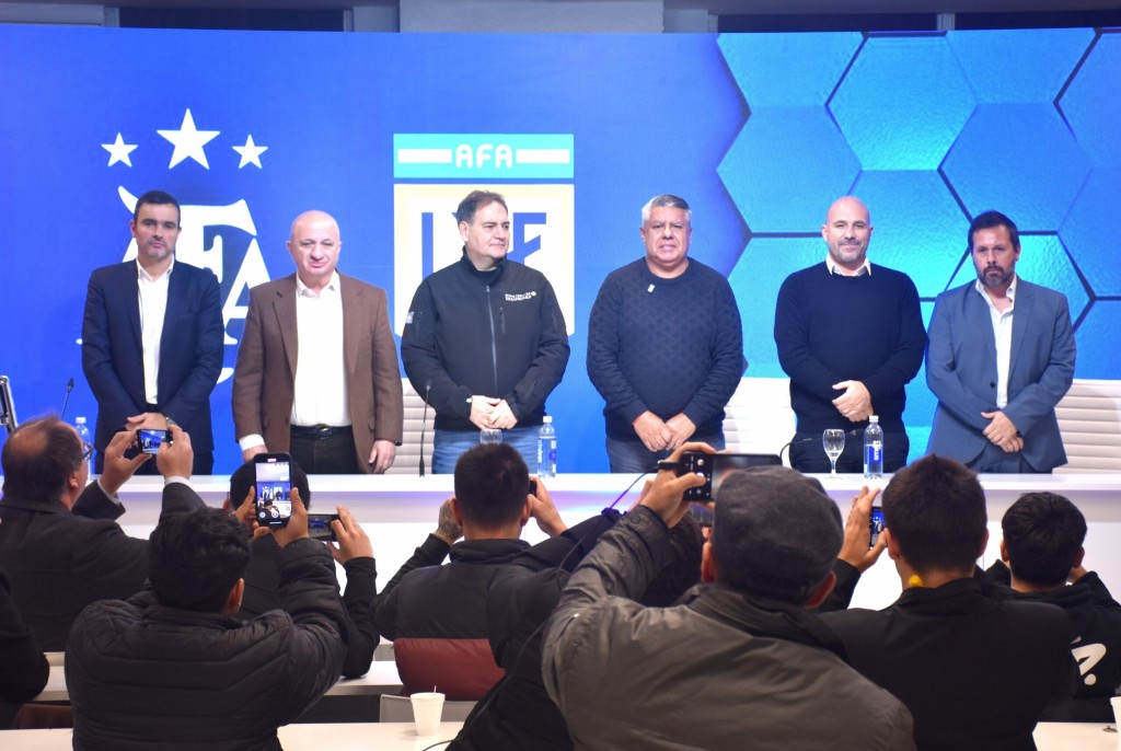 ¡Vuelven los visitantes! Tapia declara “histórico” el regreso del público visitante al fútbol argentino