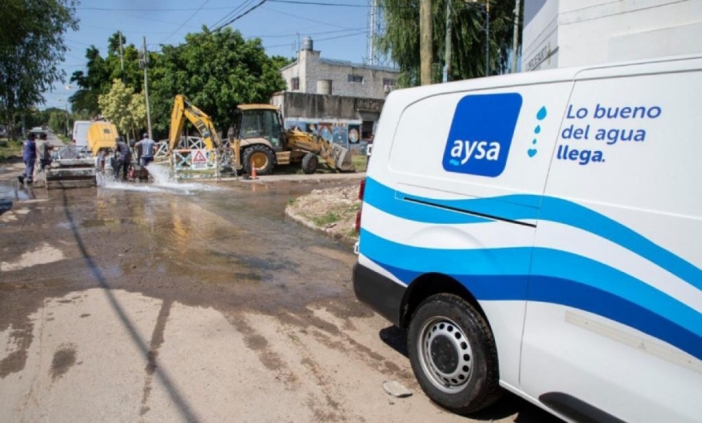 Vuelve la polémica de los 90: Milei pone en venta el 90% de AySA y el Estado perderá el control del agua