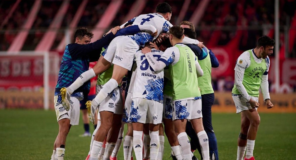 Talleres amargó a Independiente y festejó el primer triunfo de la era Tevez en Avellaneda