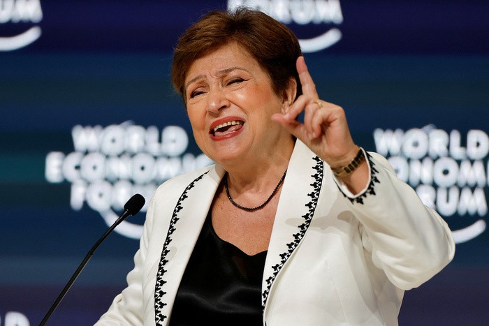 Alerta del FMI: anticipa fuga de dólares en 2025 y pone en jaque al Gobierno por la falta de reservas