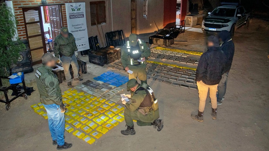 Gendarmería encontró 309 kilos de cocaína en tanques de combustible y detuvo a dos mujeres